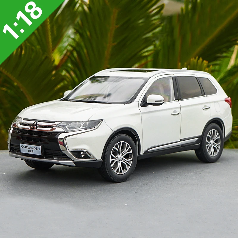 

1:18 Diecast Model For Mitsubishi Outlander 2017 Red White SUV Alloy Toy Car Model Original Box Collection Free Shipping