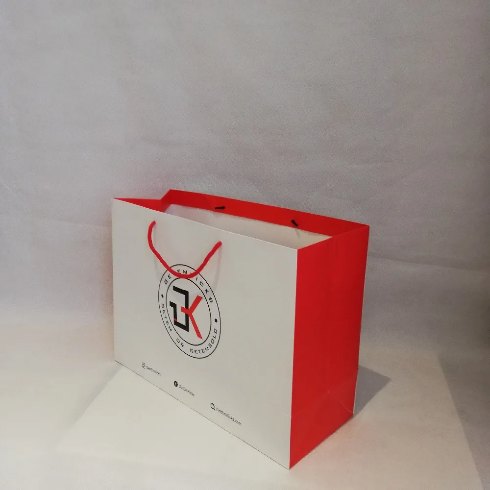 500 шт./лот индивидуальные Бумага сумка для покупок с логотипом модное Повседневное бумажный мешок для вторичной переработки с ручками ламинированная матовая
