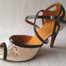 Новое поступление; бальные туфли для танцев; женская обувь для латиноамериканских танцев; мягкая подошва; коричневый атлас; удобная обувь для латинских танцев; GM053