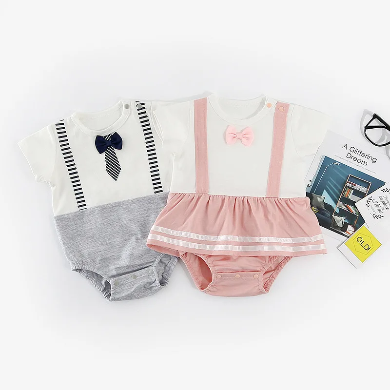 Новинка; комбинезон с короткими рукавами для маленьких мальчиков и девочек; короткая плиссированная юбка-комбинезон для новорожденных девочек с галстуком-бабочкой; одежда для близнецов