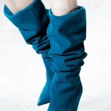 Голубые замшевые сапоги до колена на шпильке; роскошные женские сапоги с острым носком; Плиссированные Свободные сапоги; цвет коричневый, черный; обувь для торжеств