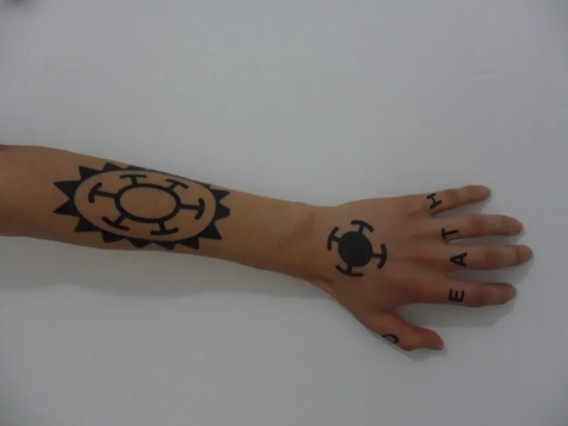 Tatuagem Temporária One Piece Trafalgar Law Mão Cosplay - Escorrega o Preço