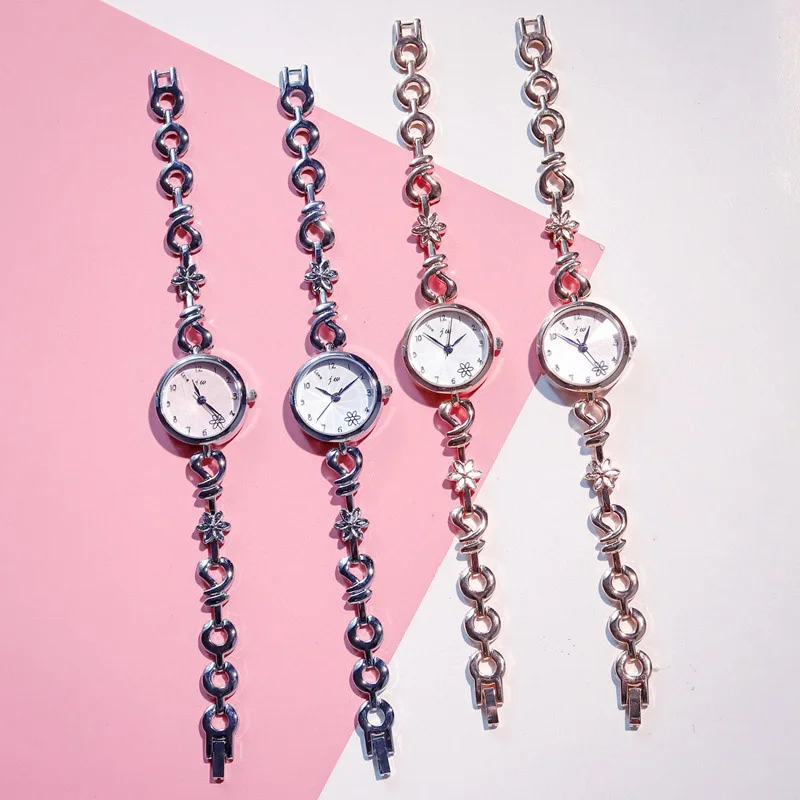 

Hot 2019 Newly Women Quartz Watch Fashion And Casual No waterproof Sakura Decor Dial with Alloy Bracelet Strap DO99