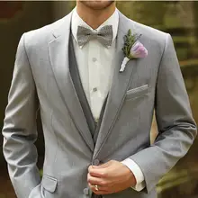 Светло-серый Для мужчин костюмы на двух пуговицах комплект из 3 предметов лацкан с тупым углом; Новейшая модель пальто брюки дизайн мужской костюм жениха Нарядные Костюмы для свадьбы выполненный на заказ