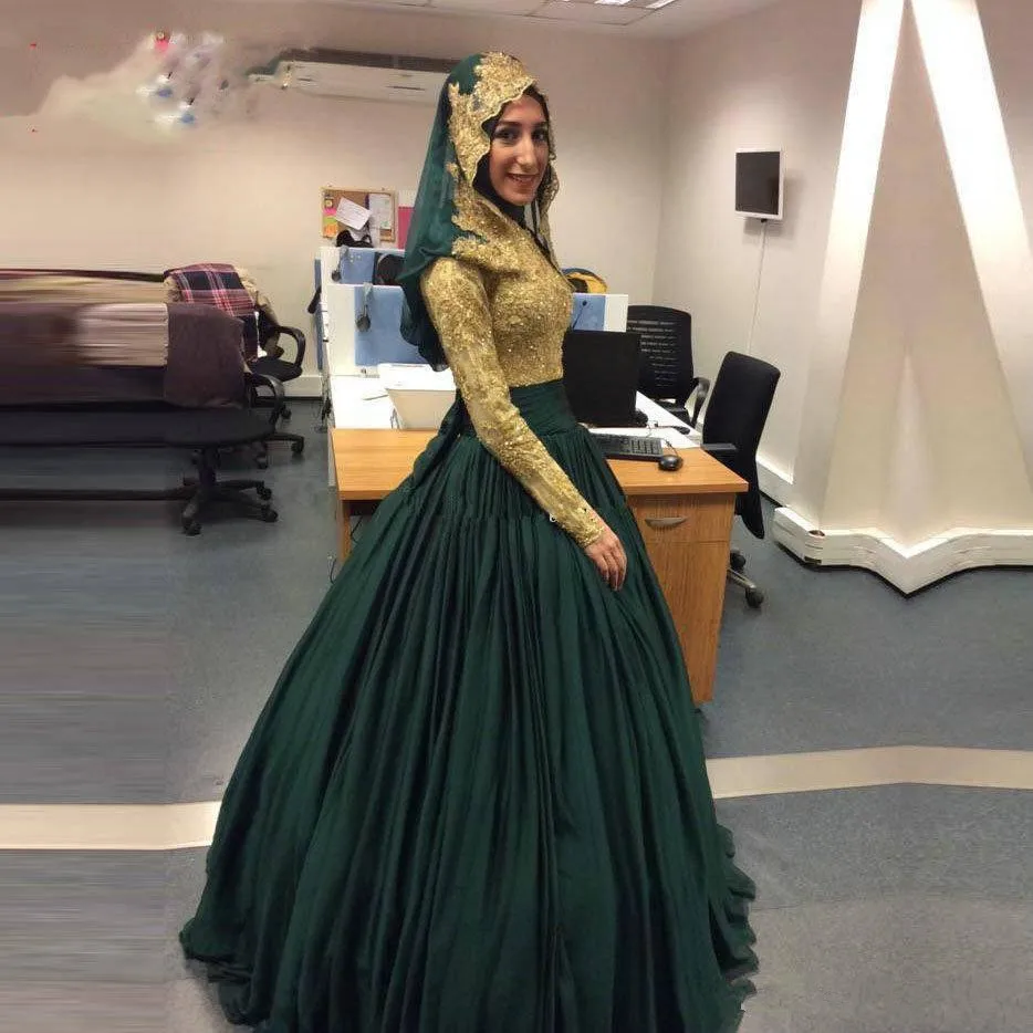 modest-emerald-green-and-gold-muslim-ball-gown-beaded-lace-long-sleeve-evening-dresses-2018-arabic-dubai-party-prom-gowns-vintage-dress (2)_