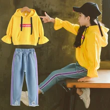 Модная детская одежда для девочек; комплект модной детской одежды; толстовка с капюшоном+ синие джинсовые штаны; одежда для детей с рюшами на рукавах;