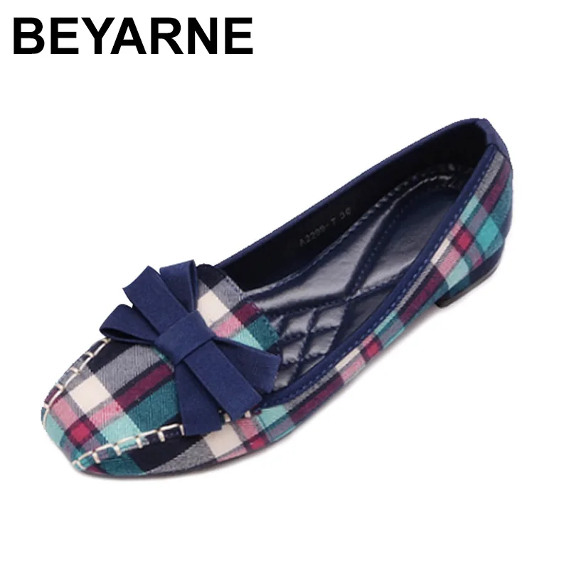 Kopen BEYARNE Mode vrouwen Schoenen 2018 Lente Nieuwe Vrouwen Flats Plaid Katoen Stof Boog Vierkante Teen Slip Op Platte casual Schoenen