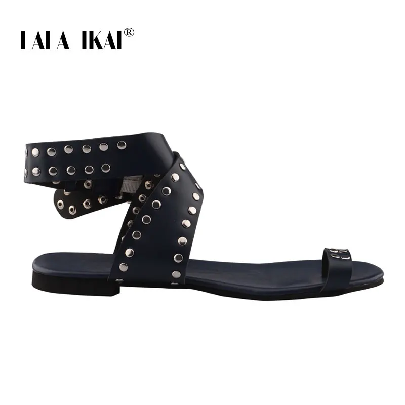 LALA IKAI/сандалии-гладиаторы; женская летняя обувь из искусственной кожи ремешок с пряжкой с заклепками; женские сандалии на плоской подошве; женские сандалии; 014A3508-45
