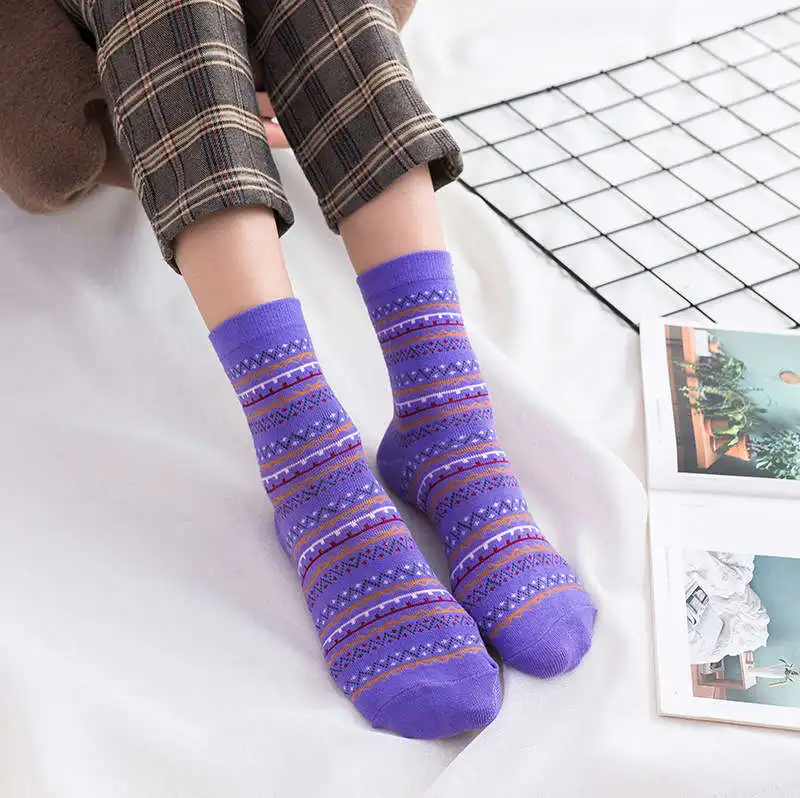 Хлопковые носки для женщин, Повседневные Дышащие Стандартные носки, сохраняющие тепло, уличная одежда, яркие цвета, женские носки средней длины - Цвет: WPurple
