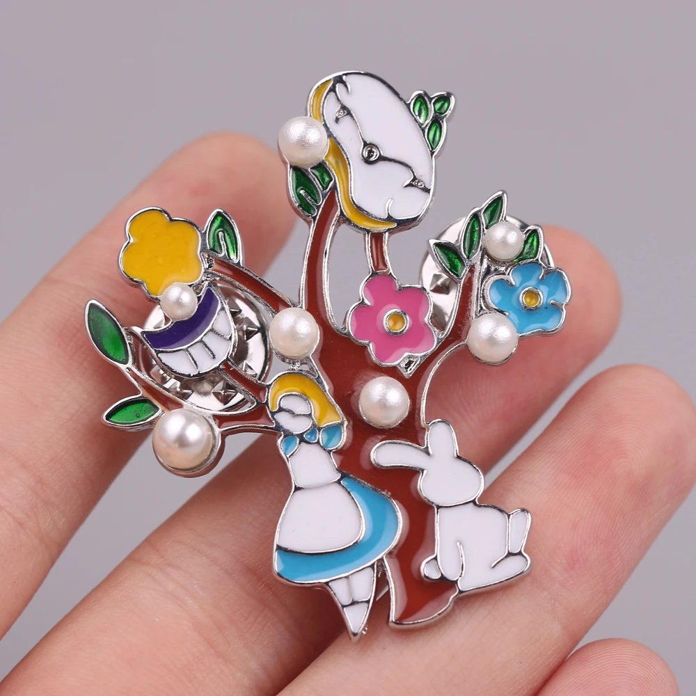 

Vintage Alice in wonderland Brooches Suit Dress Brooch Decorative Clothing Cartoon Pin Badge Fashion Party Accessories Gifts