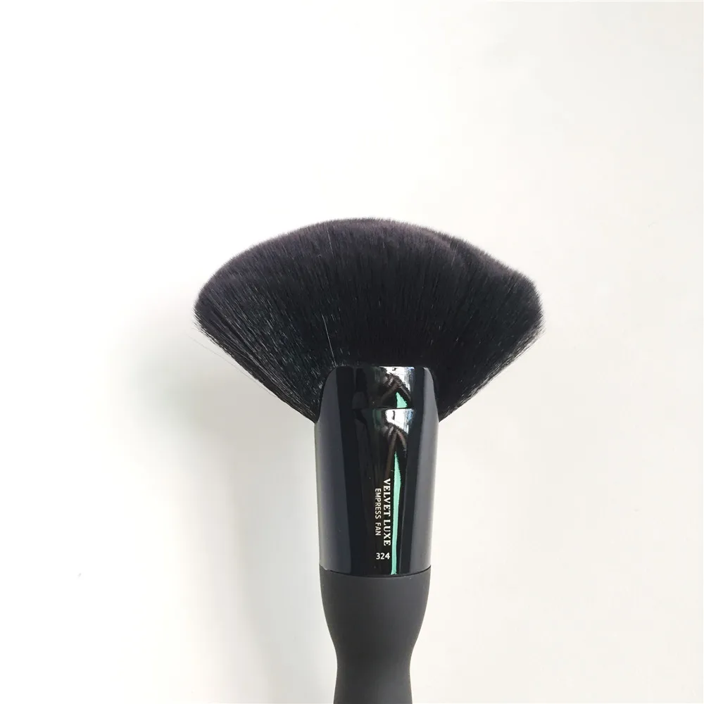 IT BRUSHES FOR ULTA Velvet Luxe Empress Fan Brush #324 _ 3