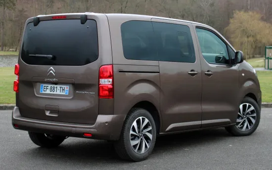 SpaceTourer-rear-550x343