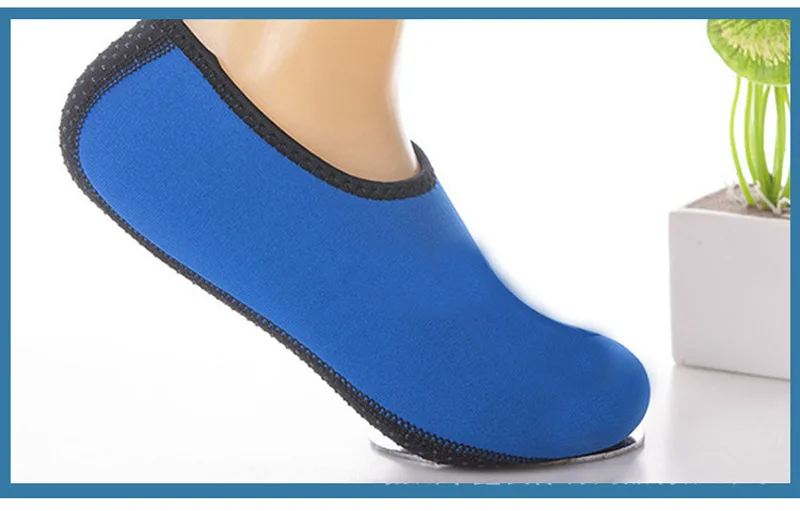 Aqua shoes detail 3