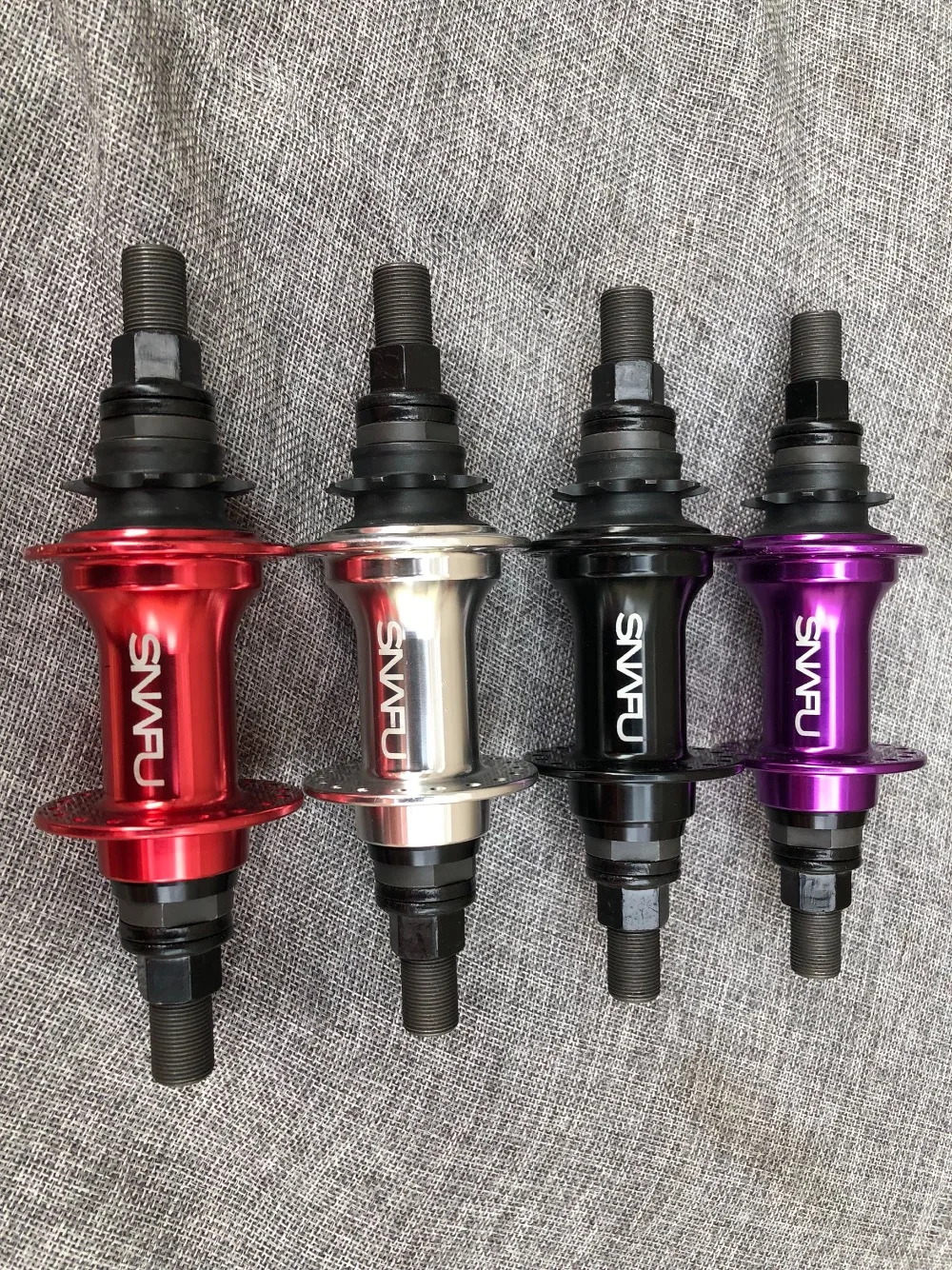 

Snafu bmx rear hub 36h 14mm 9T 4 pawls 72 points of engagements ( the voice is big)