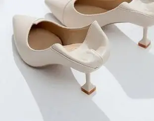 

2018 new Korean version of the wild tip small fresh cat with a single shoe.