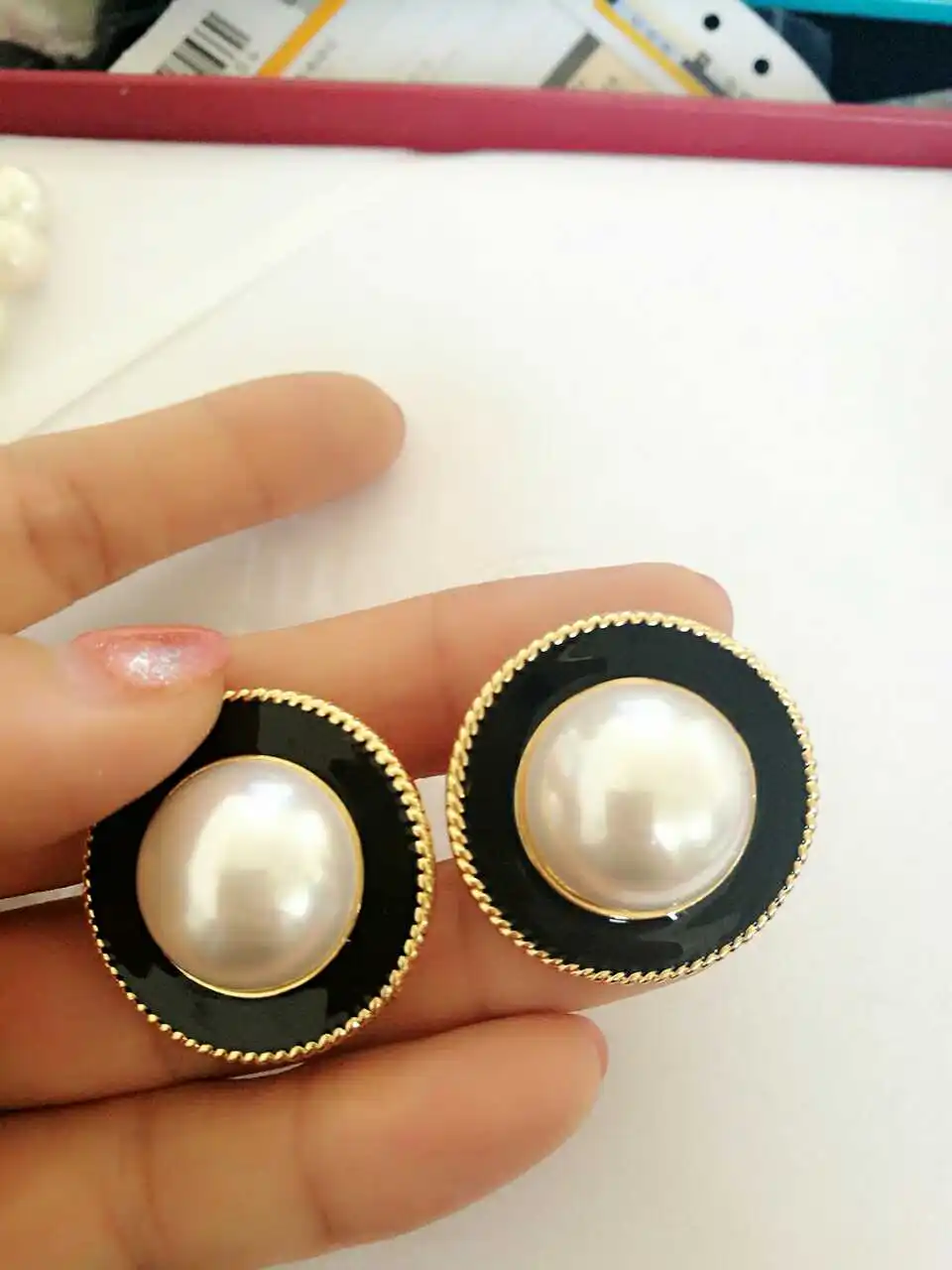 Круглые жемчужные черные эмалированные милые модные серьги-клипсы - Окраска металла: with pearl