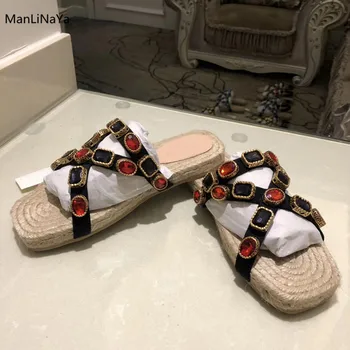 

Manlinaya Brand Design Crystal Belt Women Slippers Open Toe Straw Weaving Women Mules Out Door Rhinestone Flat with Woman Slides