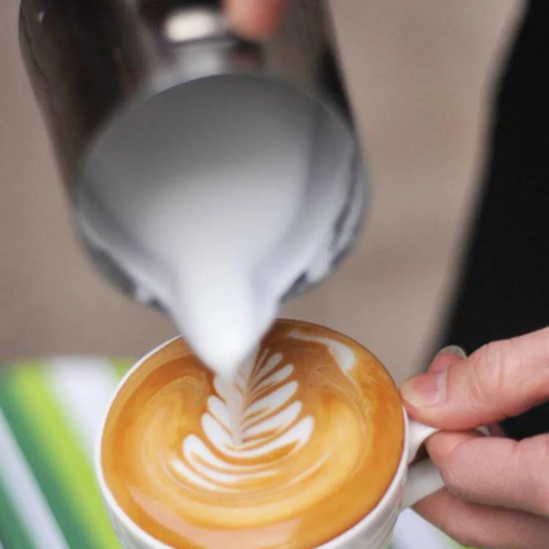 Как взбить капучино. Взбивать молоко для капучино. Как взбить капучино. Молочная пенка для кофе. Как взбить капучино.