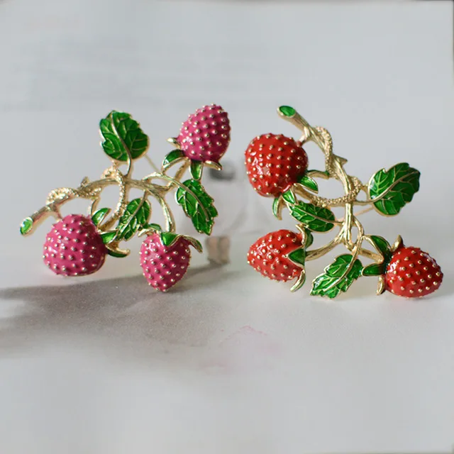 

Retro design Strawberry luxury wild brooch Corsage simple pin female jacket cardigan accessories