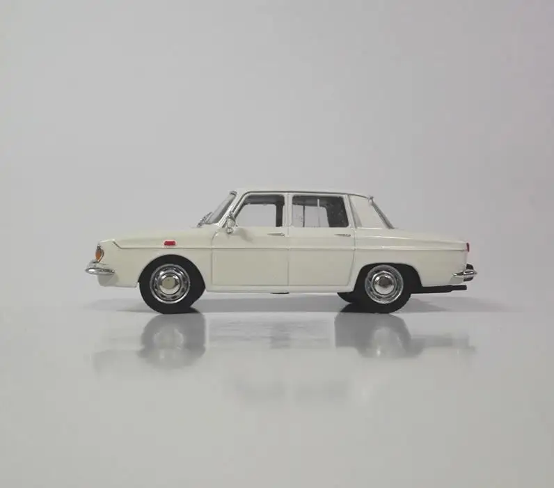 Модель автомобиля RENAULT с высокой симуляцией масштаб 1: 43 Игрушечная модель из