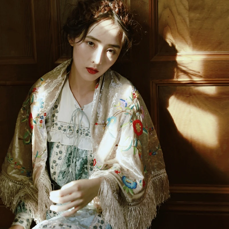 

LYNETTE'S CHINOISERIE Spring Autumn Flower Embroidery All-match Velvet Cape