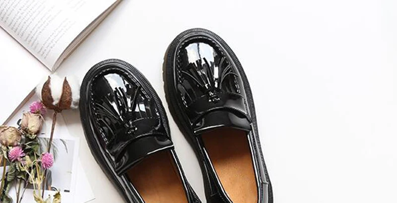 Женские оксфорды на толстой подошве с бахромой; лоферы с кисточками; зеркальные туфли на плоской толстой подошве; черные туфли на платформе в Корейском стиле; Дизайнерская обувь из лакированной кожи