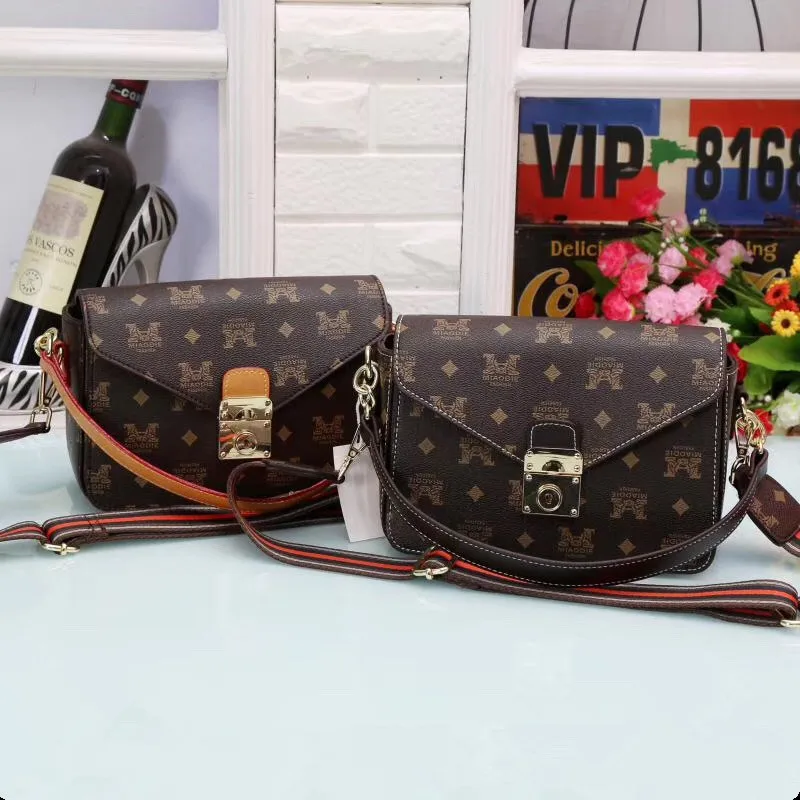 

2019 New Old Flower Postman Bags Locks European and American Retro Bags Printed Single Shoulder Bags