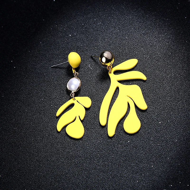 

Fashion Jewelry Charm Acrylic Earring For Women Imitation Pearl Irregular Yellow Leaves Dangle Earring Custom Accessories