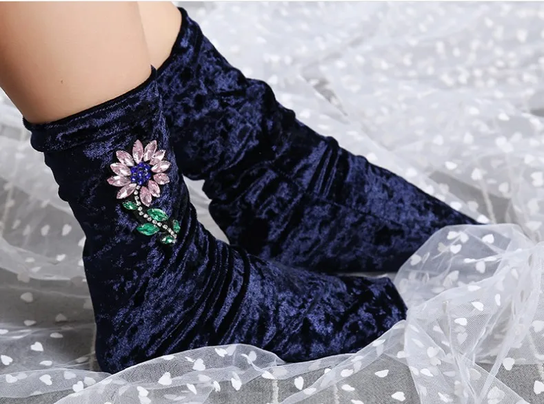 Новое поступление, корейский стиль, модные высококачественные бархатные сверкающие носки со стразами и цветами, женские зимние Бархатные носки, Комплект носков