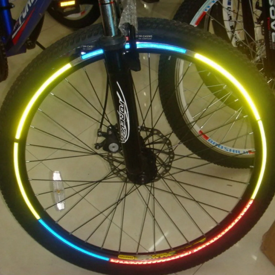 Флуоресцентный велосипед Велоспорт мотоцикл колесная шина светоотражающие наклейки полоса Декаль лента безопасности pegatinas