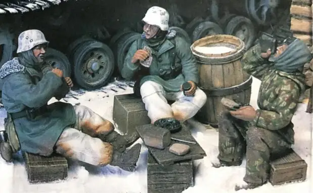 

1/35 Resin Figure WWII German Soliers In Resting 3pcs/set Model Kits