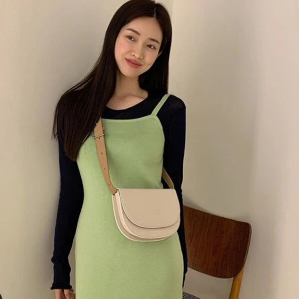 

Simple niche design Messenger bag female 2019 summer new tide brand saddle type multi-purpose back shoulder bag