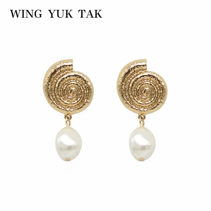 

wing yuk tak Unique Design Oorbellen Brincos Gold Color Round Simulated Pearl Stud Earrngs For Women Classic Jewelry Wholesale