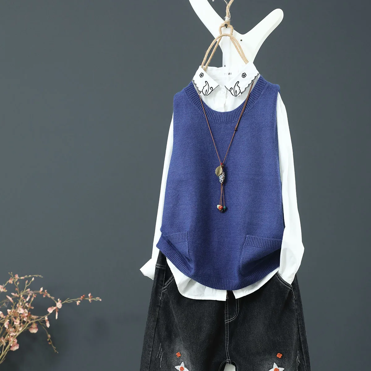 

Autumn Back Button Vest Women Fashion Knitting Tops New O-Neck Loose Cute Solid Color Pocket Literary Female Retro Vest New Hot