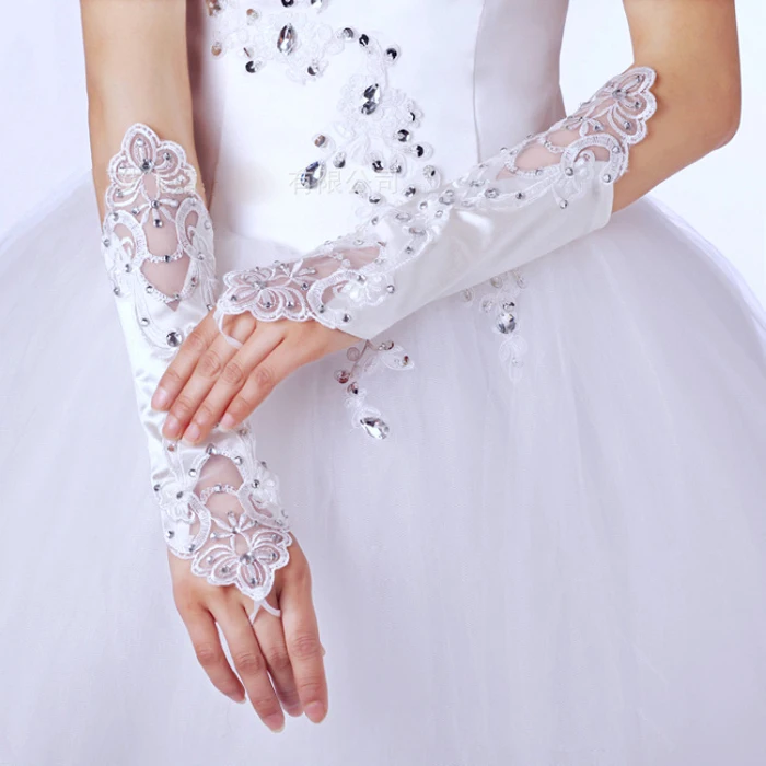 Дешевые Новые Свадебные перчатки невесты белые кружевные атласные бусины модные свадебные перчатки платье невесты перчатки