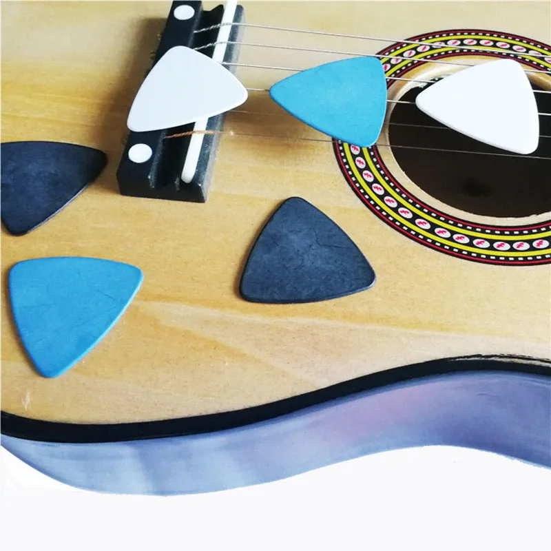 Новое прибытие продукции Delrin медиаторы для бас-гитары в форме треугольника 31*31 мм случайные цвета 500 шт./лот