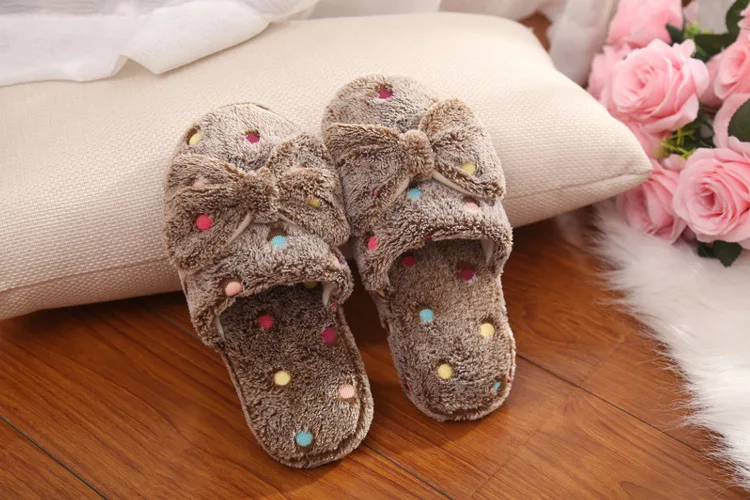 Домашние тапочки фабрики Pantufas большим бантом тапочки с сердечками Для женщин зимние теплые тапочки из хлопчатобумажной ткани домашняя