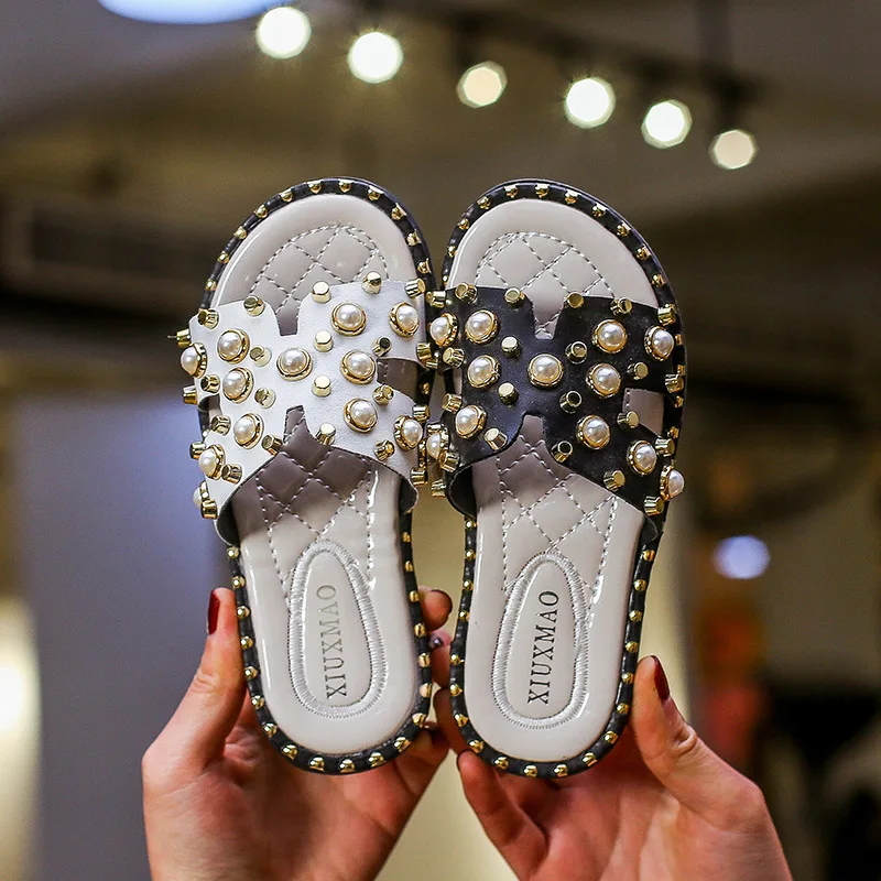 Г., новые летние мягкие тапочки на плоской подошве с жемчужинами для девочек модные сандалии с заклепками для ванной брендовая домашняя обувь для детей, C02193