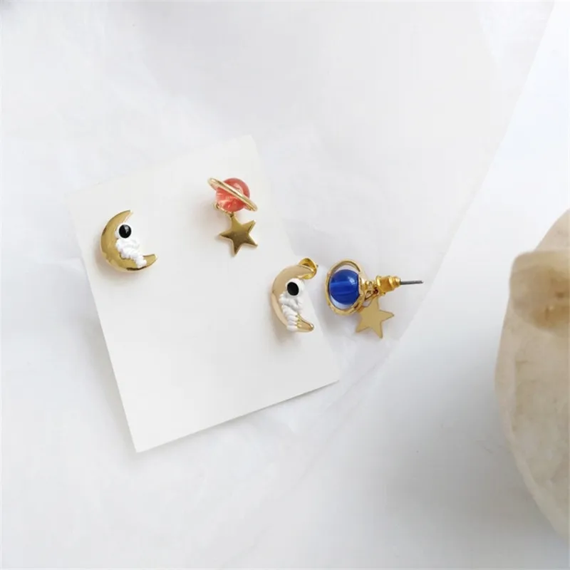 

Cute Fun Astronaut Sitting On The Moon Metal Earrings Ear Clips Pink Blue Beads Stars Earrings Female Trendy Charm Jewelry Gift