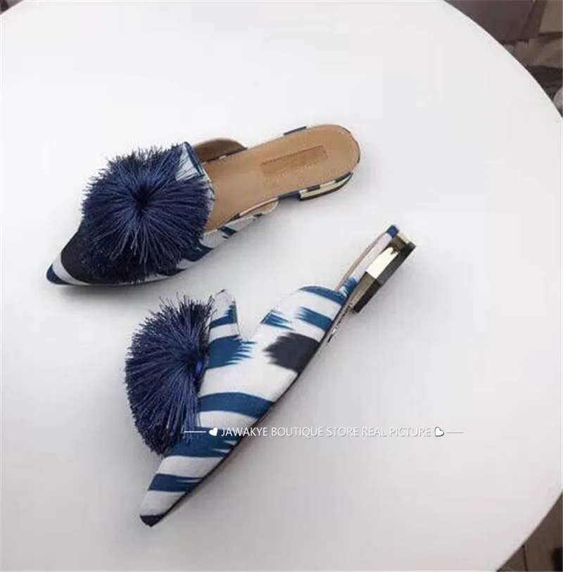 Новые полосатые туфли для женщин плоский каблук шерсть мяч украшение в виде бахромы сланцы острым Мюллер удобная Пляжная обувь