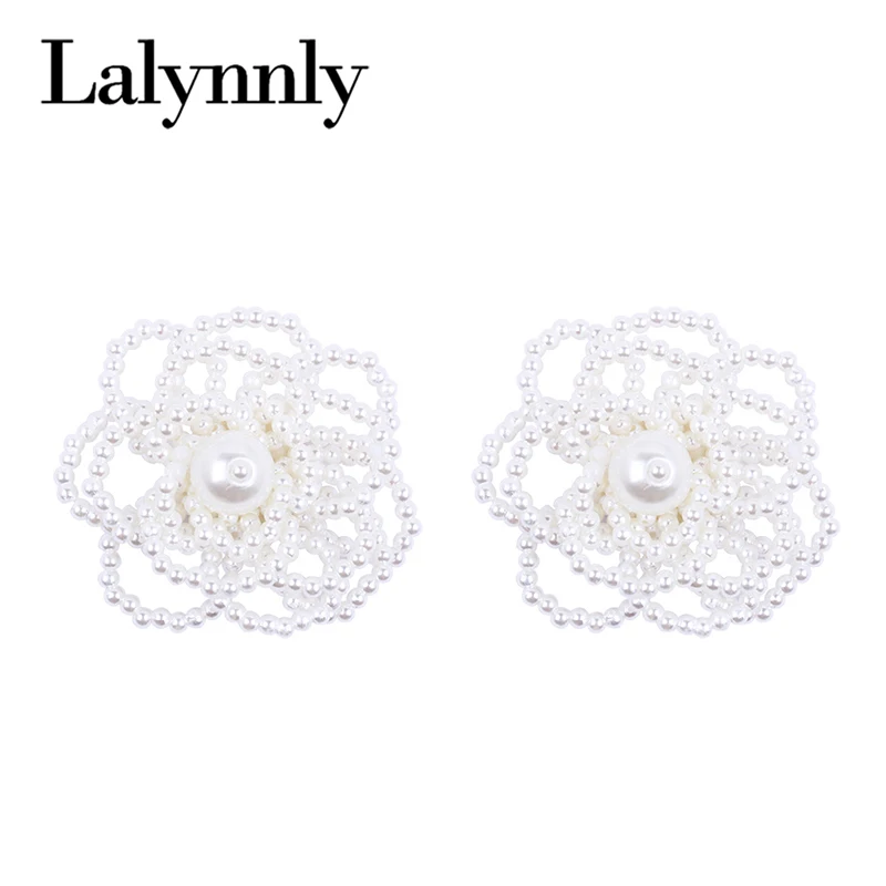 

Lalynnly Charm White Pearl Stud Earrings Alloy Earrings Rose Flower Earrings for Women Fashion Jewelry Riverdale Style E29701