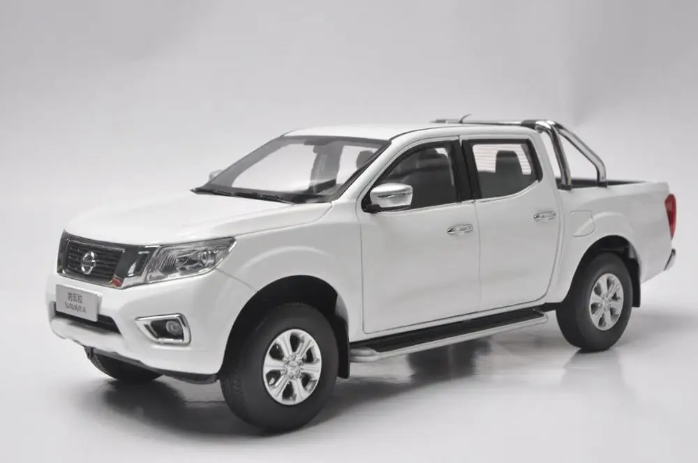 1:18 Diecast Model for Nissan Navara 2017 White Pickup Alloy Toy Car