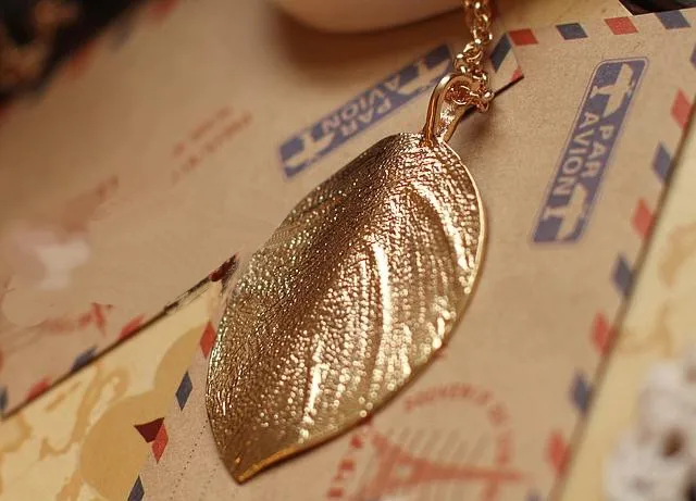 Дизайн ювелирных изделий высокое качество дешевые золотой цвет текстурированный лист кулон ожерелье женщины X73
