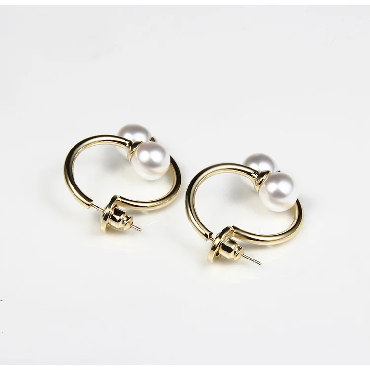 LE1398-SCENE-3-R-CHIC