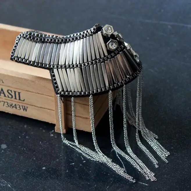 

2pcs British clothing accessories metal tassel shoulders men and women brooch clothing accessories