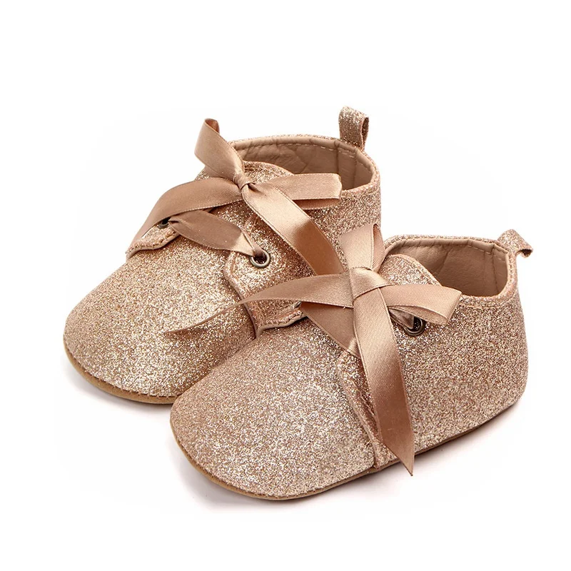 Модная брендовая обувь для маленьких девочек от 1 года; мягкая обувь для новорожденных; обувь для малышей золотого и серебряного цвета; кроссовки на шнуровке для малышей - Цвет: Золотой