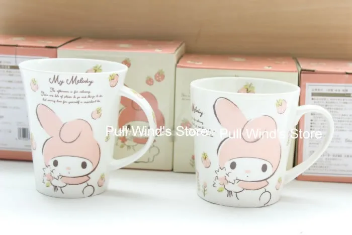 Милый розовый мультфильм кролик молоко кружка довольно кролика и клубника чашки кофе
