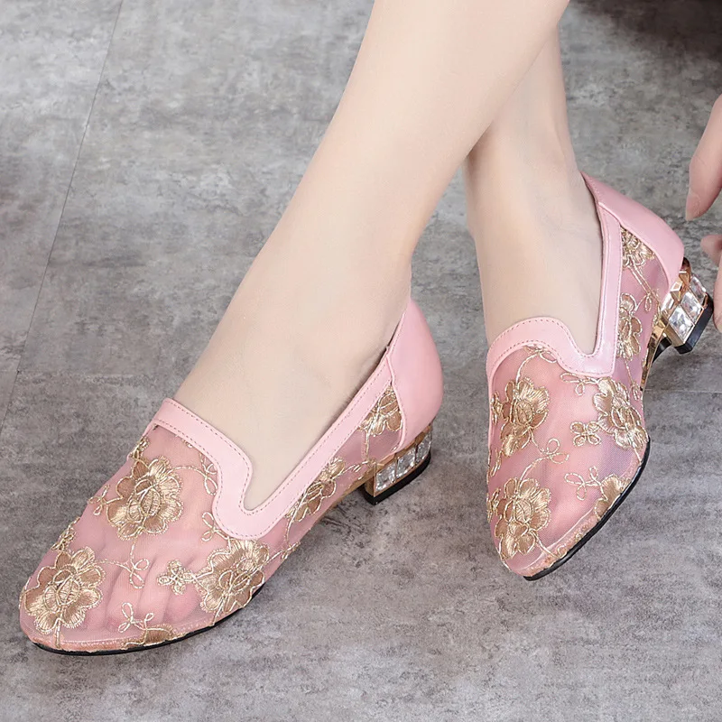 

Spring Summer New Embroidery Soft Cow Leather Low-heeled Women Ladies Leather Single Shoe Lace Mesh Breathable Sandals for Women