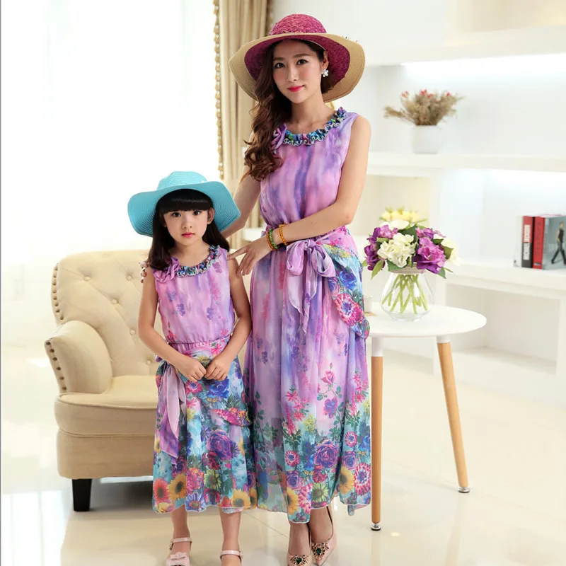 Платья для мамы и дочки с цветочным рисунком; Милые одинаковые комплекты для семьи; детская одежда; пляжное платье для мамы и дочки; GH207