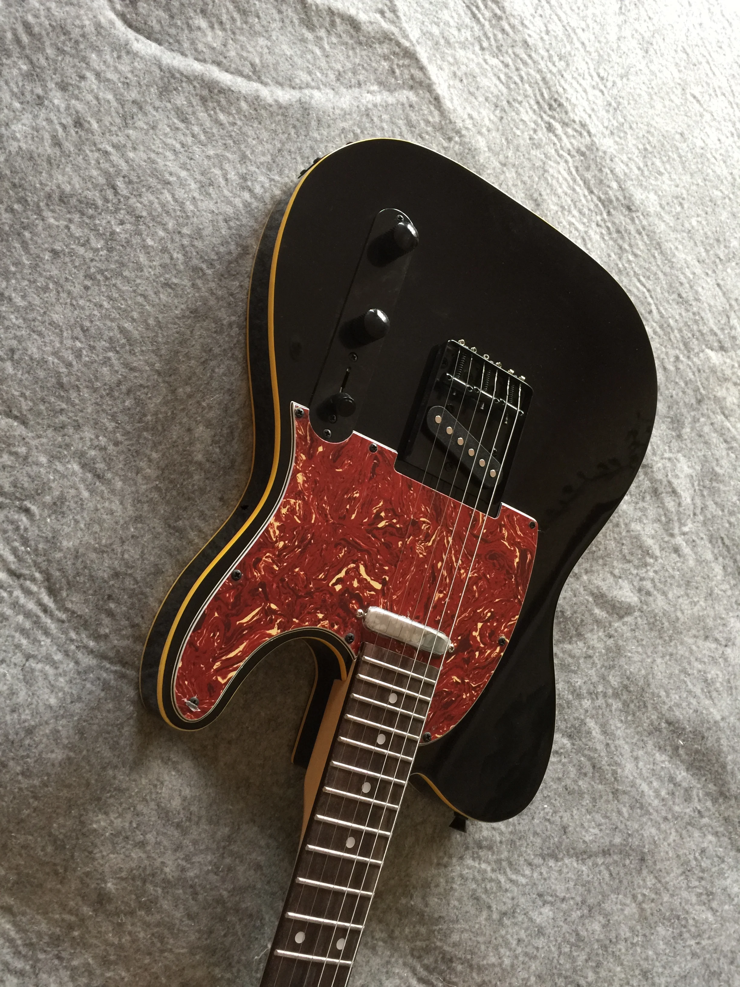 

Electric Guitar/Black Hardware Red Guard Board High Quality Guitar/Anmiyue Customizable Electric Guitar